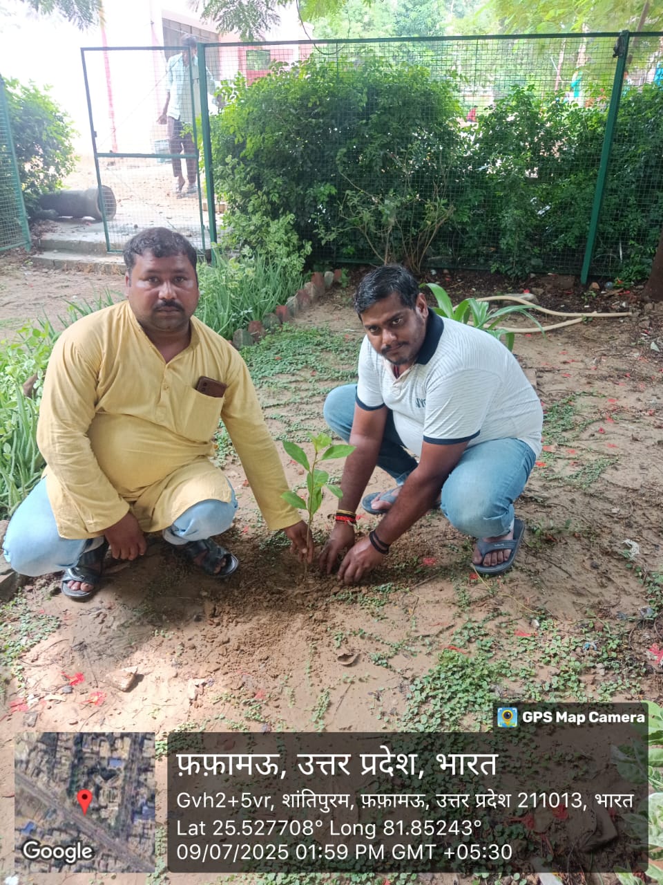 <p>एक पेड़ मां के नाम </p>