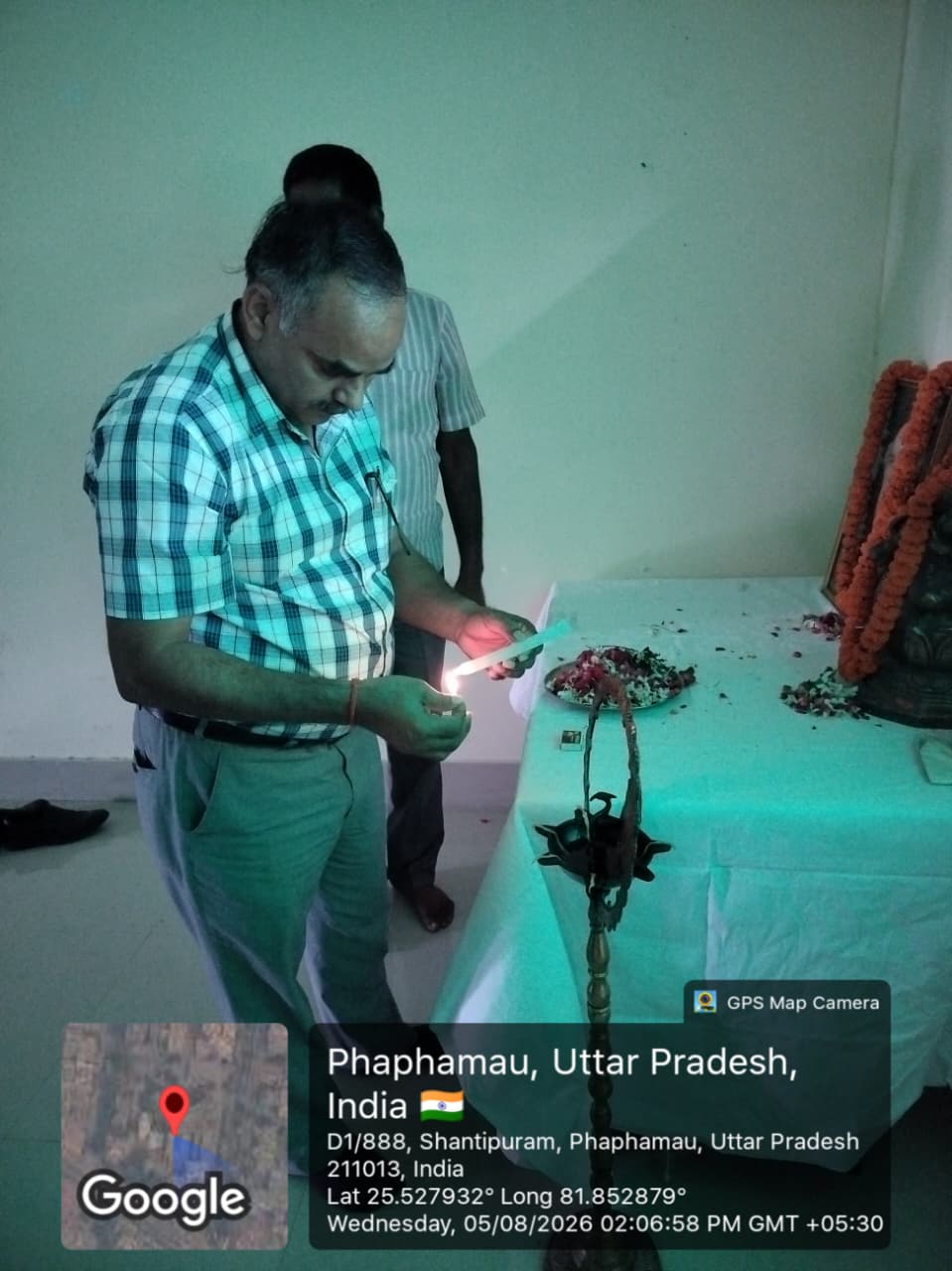 <p>राजकीय लाल बहादुर शास्त्री होम्योपैथिक मेडिकल कॉलेज एवं चिकित्सालय, प्रयागराज के होम्योपैथिक फार्मेसी विभाग द्वारा दिनांक 05 अगस्त 2026 को "Pharmacovigilance and Homoeopathy" विषय पर एक दिवसीय वैज्ञानिक सेमिनार का सफल आयोजन किया गया।<br />
कार्यक्रम का शुभारंभ महाविद्यालय के यशस्वी प्राचार्य डॉ. अनिल कुमार मिश्रा एवं होम्योपैथिक फार्मेसी विभाग के विभागाध्यक्ष डॉ. अशोक कुमार सिंह द्वारा दीप प्रज्ज्वलन एवं माल्यार्पण के साथ अन्य शिक्षकों की गरिमामयी उपस्थिति में किया गया।<br />
उद्घाटन संबोधन में प्राचार्य डॉ. अनिल कुमार मिश्रा ने फार्माकोविजिलेंस की वर्तमान समय में बढ़ती आवश्यकता एवं उपयोगिता पर विशेष बल देते हुए कहा कि रोगियों की सुरक्षा सुनिश्चित करने के लिए प्रतिकूल औषधि प्रभावों (Adverse Drug Reactions) की समयबद्ध रिपोर्टिंग एवं फार्माकोविजिलेंस प्रणाली को और अधिक प्रभावी ढंग से लागू किए जाने की आवश्यकता है।<br />
इसके उपरांत विभागाध्यक्ष डॉ. अशोक कुमार सिंह ने फार्माकोविजिलेंस एवं होम्योपैथी विषय पर विस्तृत व्याख्यान प्रस्तुत करते हुए होम्योपैथिक चिकित्सा पद्धति में औषधि सुरक्षा, दुष्प्रभावों की निगरानी तथा उत्तरदायी औषधि उपयोग के विभिन्न पहलुओं पर प्रकाश डाला।<br />
होम्योपैथिक फार्मेसी विभाग के प्रवक्ता डॉ. देवेश कुमार देवान्सु ने अपने व्याख्यान में फार्माकोविजिलेंस का ऐतिहासिक विकास, इसकी वैश्विक एवं भारतीय पृष्ठभूमि, एलोपैथी तथा आयुष प्रणाली में इसके विकासक्रम, होम्योपैथी में इसकी प्रासंगिकता तथा प्रतिकूल औषधि प्रभावों की रिपोर्टिंग प्रक्रिया का विस्तृत एवं वैज्ञानिक विवरण प्रस्तुत किया।<br />
सेमिनार को अधिक रोचक एवं जन-जागरूकता उन्मुख बनाने के उद्देश्य से सत्र 2025 के छात्र-छात्राओं द्वारा फार्माकोविजिलेंस पर आधारित एक लघु नाटिका प्रस्तुत की गई, जिसके माध्यम से प्रतिकूल औषधि प्रभावों की पहचान एवं रिपोर्टिंग की प्रक्रिया को सरल एवं प्रभावशाली ढंग से समझाया गया। विद्यार्थियों द्वारा विषय पर संक्षिप्त भाषण, आकर्षक पोस्टर प्रस्तुति तथा कविता पाठ भी प्रस्तुत किया गया, जिसकी उपस्थित सभी शिक्षकों एवं विद्यार्थियों ने सराहना की।<br />
कार्यक्रम में स्नातकोत्तर चिकित्सक डॉ. आकांक्षा एवं डॉ. नुसरत परवीन ने भी अपने विचार व्यक्त करते हुए होम्योपैथी में फार्माकोविजिलेंस की आवश्यकता, अनुसंधान की संभावनाओं तथा रोगी सुरक्षा के महत्व पर प्रकाश डाला।<br />
कार्यक्रम के विशिष्ट वक्ता डॉ. राजीव झा ने अपने उद्बोधन में बताया कि यद्यपि Pharmacovigilance शब्द आधुनिक काल में प्रचलित हुआ, किन्तु औषधियों के दुष्प्रभावों के प्रति सजगता एवं उनके अवलोकन की अवधारणा Samuel Hahnemann के समय से ही विद्यमान थी। उन्होंने कहा कि हैनिमैन ने औषधियों के प्रभावों एवं सुरक्षित उपयोग पर विशेष बल दिया था, जो आज के फार्माकोविजिलेंस सिद्धांतों के अनुरूप है।<br />
कार्यक्रम के समापन अवसर पर मैटेरिया मेडिका विभाग की प्रोफेसर डॉ. सीमा गुप्ता ने सभी अतिथियों, शिक्षकों, शोधार्थियों एवं विद्यार्थियों का आभार व्यक्त करते हुए धन्यवाद ज्ञापन प्रस्तुत किया। अंत में सभी प्रतिभागियों द्वारा फार्माकोविजिलेंस जागरूकता एवं ADR रिपोर्टिंग को बढ़ावा देने हेतु शपथ (Pledge) भी ग्रहण की गई।<br />
इस अवसर पर महाविद्यालय के विभिन्न विभागों के शिक्षकगण, स्नातकोत्तर चिकित्सक, इंटर्न एवं बड़ी संख्या में छात्र-छात्राएँ उपस्थित रहे। कार्यक्रम का संचालन एवं समन्वय होम्योपैथिक फार्मेसी विभाग द्वारा सफलतापूर्वक किया गया।</p>