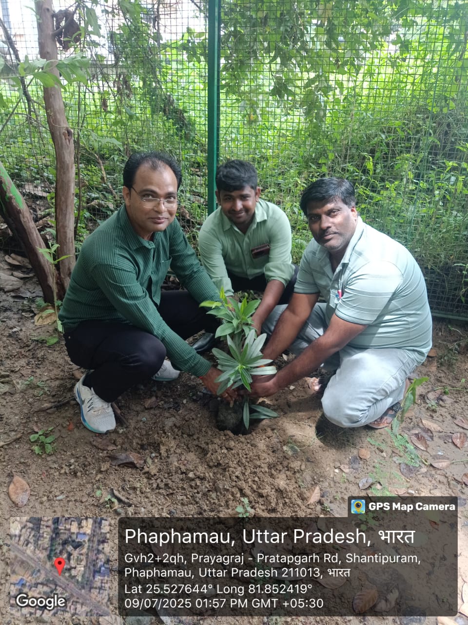 <p>एक पेड़ मां के नाम </p>