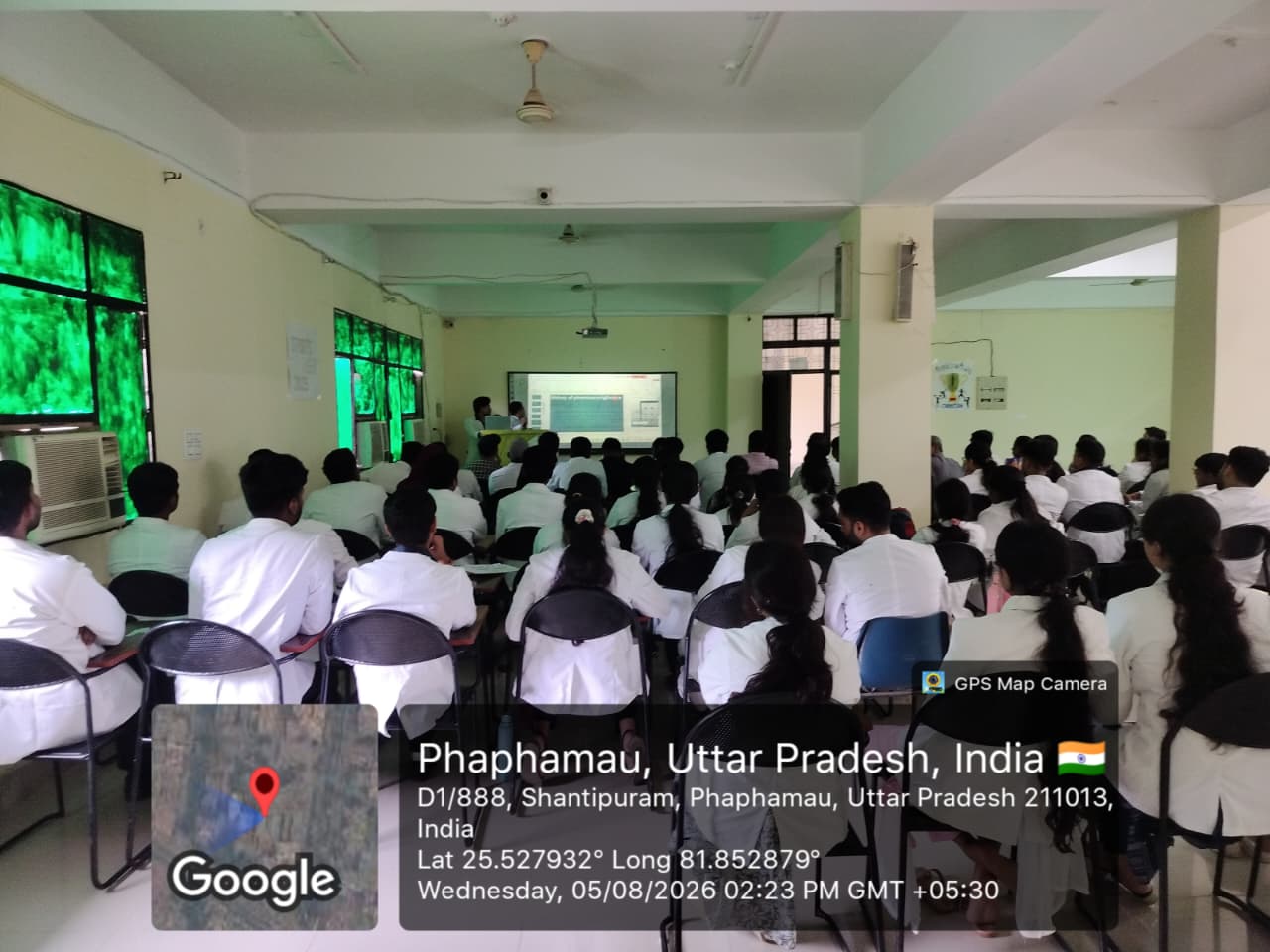 <p>राजकीय लाल बहादुर शास्त्री होम्योपैथिक मेडिकल कॉलेज एवं चिकित्सालय, प्रयागराज के होम्योपैथिक फार्मेसी विभाग द्वारा दिनांक 05 अगस्त 2026 को "Pharmacovigilance and Homoeopathy" विषय पर एक दिवसीय वैज्ञानिक सेमिनार का सफल आयोजन किया गया।<br />
कार्यक्रम का शुभारंभ महाविद्यालय के यशस्वी प्राचार्य डॉ. अनिल कुमार मिश्रा एवं होम्योपैथिक फार्मेसी विभाग के विभागाध्यक्ष डॉ. अशोक कुमार सिंह द्वारा दीप प्रज्ज्वलन एवं माल्यार्पण के साथ अन्य शिक्षकों की गरिमामयी उपस्थिति में किया गया।<br />
उद्घाटन संबोधन में प्राचार्य डॉ. अनिल कुमार मिश्रा ने फार्माकोविजिलेंस की वर्तमान समय में बढ़ती आवश्यकता एवं उपयोगिता पर विशेष बल देते हुए कहा कि रोगियों की सुरक्षा सुनिश्चित करने के लिए प्रतिकूल औषधि प्रभावों (Adverse Drug Reactions) की समयबद्ध रिपोर्टिंग एवं फार्माकोविजिलेंस प्रणाली को और अधिक प्रभावी ढंग से लागू किए जाने की आवश्यकता है।<br />
इसके उपरांत विभागाध्यक्ष डॉ. अशोक कुमार सिंह ने फार्माकोविजिलेंस एवं होम्योपैथी विषय पर विस्तृत व्याख्यान प्रस्तुत करते हुए होम्योपैथिक चिकित्सा पद्धति में औषधि सुरक्षा, दुष्प्रभावों की निगरानी तथा उत्तरदायी औषधि उपयोग के विभिन्न पहलुओं पर प्रकाश डाला।<br />
होम्योपैथिक फार्मेसी विभाग के प्रवक्ता डॉ. देवेश कुमार देवान्सु ने अपने व्याख्यान में फार्माकोविजिलेंस का ऐतिहासिक विकास, इसकी वैश्विक एवं भारतीय पृष्ठभूमि, एलोपैथी तथा आयुष प्रणाली में इसके विकासक्रम, होम्योपैथी में इसकी प्रासंगिकता तथा प्रतिकूल औषधि प्रभावों की रिपोर्टिंग प्रक्रिया का विस्तृत एवं वैज्ञानिक विवरण प्रस्तुत किया।<br />
सेमिनार को अधिक रोचक एवं जन-जागरूकता उन्मुख बनाने के उद्देश्य से सत्र 2025 के छात्र-छात्राओं द्वारा फार्माकोविजिलेंस पर आधारित एक लघु नाटिका प्रस्तुत की गई, जिसके माध्यम से प्रतिकूल औषधि प्रभावों की पहचान एवं रिपोर्टिंग की प्रक्रिया को सरल एवं प्रभावशाली ढंग से समझाया गया। विद्यार्थियों द्वारा विषय पर संक्षिप्त भाषण, आकर्षक पोस्टर प्रस्तुति तथा कविता पाठ भी प्रस्तुत किया गया, जिसकी उपस्थित सभी शिक्षकों एवं विद्यार्थियों ने सराहना की।<br />
कार्यक्रम में स्नातकोत्तर चिकित्सक डॉ. आकांक्षा एवं डॉ. नुसरत परवीन ने भी अपने विचार व्यक्त करते हुए होम्योपैथी में फार्माकोविजिलेंस की आवश्यकता, अनुसंधान की संभावनाओं तथा रोगी सुरक्षा के महत्व पर प्रकाश डाला।<br />
कार्यक्रम के विशिष्ट वक्ता डॉ. राजीव झा ने अपने उद्बोधन में बताया कि यद्यपि Pharmacovigilance शब्द आधुनिक काल में प्रचलित हुआ, किन्तु औषधियों के दुष्प्रभावों के प्रति सजगता एवं उनके अवलोकन की अवधारणा Samuel Hahnemann के समय से ही विद्यमान थी। उन्होंने कहा कि हैनिमैन ने औषधियों के प्रभावों एवं सुरक्षित उपयोग पर विशेष बल दिया था, जो आज के फार्माकोविजिलेंस सिद्धांतों के अनुरूप है।<br />
कार्यक्रम के समापन अवसर पर मैटेरिया मेडिका विभाग की प्रोफेसर डॉ. सीमा गुप्ता ने सभी अतिथियों, शिक्षकों, शोधार्थियों एवं विद्यार्थियों का आभार व्यक्त करते हुए धन्यवाद ज्ञापन प्रस्तुत किया। अंत में सभी प्रतिभागियों द्वारा फार्माकोविजिलेंस जागरूकता एवं ADR रिपोर्टिंग को बढ़ावा देने हेतु शपथ (Pledge) भी ग्रहण की गई।<br />
इस अवसर पर महाविद्यालय के विभिन्न विभागों के शिक्षकगण, स्नातकोत्तर चिकित्सक, इंटर्न एवं बड़ी संख्या में छात्र-छात्राएँ उपस्थित रहे। कार्यक्रम का संचालन एवं समन्वय होम्योपैथिक फार्मेसी विभाग द्वारा सफलतापूर्वक किया गया।</p>