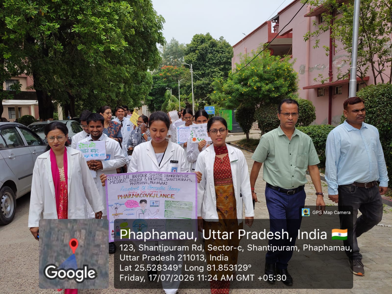 <p>राजकीय लाल बहादुर शास्त्री होम्योपैथिक मेडिकल कॉलेज एवं चिकित्सालय, प्रयागराज में फार्माकोविजिलेंस जागरूकता कार्यक्रम का सफल आयोजन<br />
आज दिनांक 17 जुलाई 2026 को निदेशक, होम्योपैथी, उत्तर प्रदेश, डॉ. प्रमोद कुमार सिंह के निर्देशानुसार तथा राजकीय लाल बहादुर शास्त्री होम्योपैथिक मेडिकल कॉलेज एवं चिकित्सालय, प्रयागराज के प्राचार्य डॉ. अनिल कुमार मिश्रा की अध्यक्षता में होम्योपैथिक फार्मेसी विभाग द्वारा फार्माकोविजिलेंस जागरूकता कार्यक्रम का सफलतापूर्वक आयोजन किया गया।<br />
यह कार्यक्रम होम्योपैथिक फार्मेसी विभागाध्यक्ष डॉ. अशोक कुमार सिंह के मार्गदर्शन में आयोजित किया गया तथा कार्यक्रम का संचालन एवं समन्वय डॉ. देवेश कुमार देवांशु, सहायक आचार्य, होम्योपैथिक फार्मेसी विभाग द्वारा किया गया।<br />
कार्यक्रम का मुख्य उद्देश्य होम्योपैथिक औषधियों के सुरक्षित एवं तर्कसंगत उपयोग, प्रतिकूल औषधि प्रतिक्रियाओं (Adverse Drug Reactions&ndash;ADRs) की पहचान, उनकी समयबद्ध रिपोर्टिंग तथा भारत में संचालित फार्माकोविजिलेंस कार्यक्रम के प्रति विद्यार्थियों एवं स्वास्थ्यकर्मियों में जागरूकता उत्पन्न करना था। इस अवसर पर प्रतिभागियों को ADR रिपोर्टिंग की प्रक्रिया, रिपोर्टिंग प्रपत्र, औषधि सुरक्षा तथा रोगी हित में फार्माकोविजिलेंस की महत्वपूर्ण भूमिका के संबंध में विस्तृत जानकारी प्रदान की गई।<br />
अपने अध्यक्षीय उद्बोधन में प्राचार्य डॉ. अनिल कुमार मिश्रा ने रोगी सुरक्षा को सर्वोच्च प्राथमिकता बताते हुए सभी चिकित्सकों एवं विद्यार्थियों से प्रतिकूल औषधि प्रतिक्रियाओं की नियमित एवं वैज्ञानिक रिपोर्टिंग करने का आह्वान किया।<br />
कार्यक्रम में महाविद्यालय के सभी संकाय सदस्यों, विभागाध्यक्षों, स्नातकोत्तर विद्यार्थियों (PGTs), छात्र-छात्राओं, अधिकारियों एवं कर्मचारियों ने उत्साहपूर्वक सहभागिता की तथा कार्यक्रम को सफल बनाने में महत्वपूर्ण योगदान दिया।<br />
होम्योपैथिक फार्मेसी विभाग की ओर से कार्यक्रम में उपस्थित सभी संकाय सदस्यों, PGTs, छात्र-छात्राओं एवं कर्मचारियों के प्रति हार्दिक आभार व्यक्त किया गया। विभाग ने विश्वास व्यक्त किया कि इस प्रकार के जागरूकता कार्यक्रम भविष्य में भी नियमित रूप से आयोजित किए जाते रहेंगे, जिससे औषधि सुरक्षा एवं रोगी हितों को और अधिक सुदृढ़ बनाया जा सके।</p>