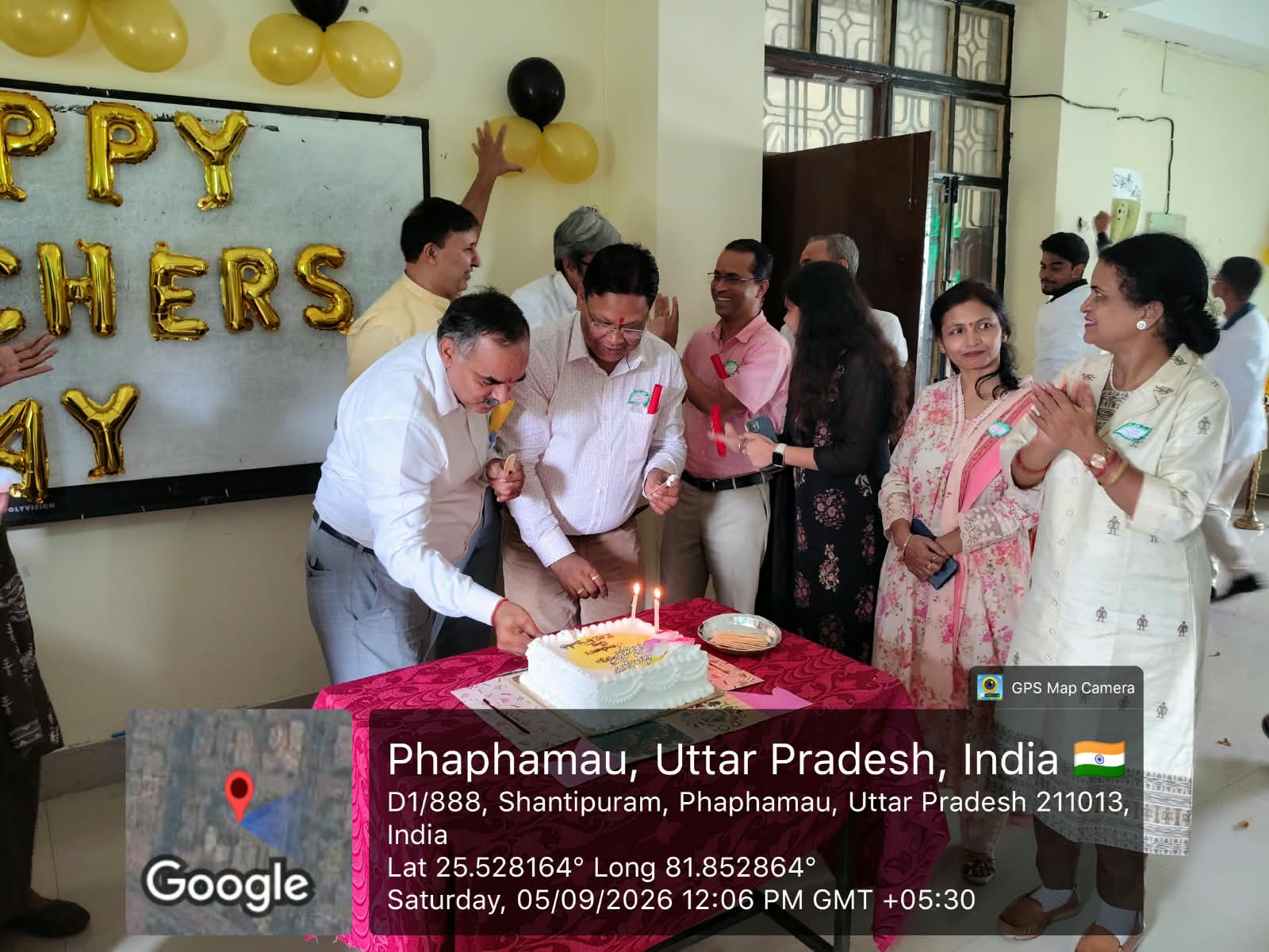 <p>राजकीय लाल बहादुर शास्त्री होम्योपैथिक मेडिकल कॉलेज एवं अस्पताल, शांतिपुरम, प्रयागराज में शिक्षक दिवस के अवसर पर बैच 2025 के छात्र-छात्राओं द्वारा शिक्षक दिवस समारोह का भव्य एवं उत्साहपूर्ण आयोजन किया गया।</p>

<p>कार्यक्रम की शुरुआत महाविद्यालय के माननीय प्राचार्य प्रोफेसर डॉ. अनिल कुमार मिश्रा के उद्घाटन भाषण (Inaugural Speech) से हुई। अपने संबोधन में प्राचार्य महोदय ने विद्यार्थियों को शिक्षक दिवस की शुभकामनाएँ देते हुए कहा कि शिक्षक विद्यार्थियों के जीवन में ज्ञान, संस्कार एवं सही दिशा प्रदान करने में महत्वपूर्ण भूमिका निभाते हैं। उन्होंने विद्यार्थियों को अनुशासन, समर्पण, निरंतर अध्ययन तथा चिकित्सा के मानवीय मूल्यों को आत्मसात करने के लिए प्रेरित किया।</p>

<p>इस अवसर पर महाविद्यालय के सभी वरिष्ठ शिक्षकगण, शिक्षणेत्तर कर्मचारी एवं छात्र-छात्राएँ उपस्थित रहे। विद्यार्थियों ने अपने शिक्षकों के प्रति सम्मान एवं कृतज्ञता व्यक्त करते हुए विभिन्न सांस्कृतिक कार्यक्रम, भाषण, कविताएँ एवं मनोरंजक प्रस्तुतियाँ प्रस्तुत कीं। पूरे कार्यक्रम के दौरान महाविद्यालय परिसर में उत्साह एवं उल्लास का वातावरण बना रहा।</p>

<p>कार्यक्रम में विद्यार्थियों ने अपने शिक्षकों के अमूल्य योगदान को याद करते हुए कहा कि शिक्षक केवल पुस्तकीय ज्ञान प्रदान करने तक सीमित नहीं होते, बल्कि वे विद्यार्थियों को एक योग्य, संवेदनशील, नैतिक एवं जिम्मेदार चिकित्सक बनने के लिए मार्गदर्शन प्रदान करते हैं।</p>

<p>महाविद्यालय के वरिष्ठ शिक्षकों ने बैच 2025 के विद्यार्थियों द्वारा आयोजित कार्यक्रम की सराहना की तथा उनके उज्ज्वल भविष्य की कामना की। उन्होंने विद्यार्थियों को शिक्षा के साथ-साथ चिकित्सा सेवा में मानवता, करुणा, नैतिकता एवं सेवा-भाव को सर्वोच्च प्राथमिकता देने का संदेश दिया।</p>

<p>अंत में विद्यार्थियों द्वारा सभी शिक्षकगण एवं उपस्थित अतिथियों के प्रति आभार व्यक्त किया गया। बैच 2025 के विद्यार्थियों के उत्साह, सहभागिता एवं सामूहिक प्रयासों से शिक्षक दिवस समारोह सफलतापूर्वक संपन्न हुआ I</p>