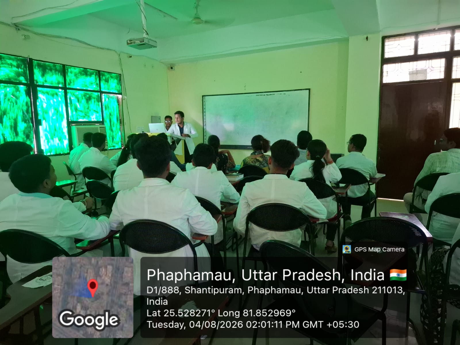 <p>राजकीय लाल बहादुर शास्त्री होमियोपैथिक मेडिकल कॉलेज एवं चिकित्सालय, शान्तिपुरम्, प्रयागराज के प्राचार्य डॉ. अनिल कुमार मिश्रा के निर्देशन में होमियोपैथिक फार्मेसी विभाग द्वारा विभागीय सेमिनार का सफल आयोजन किया गया। सेमिनार का विषय "होमियोपैथिक फार्मेसी के मूल सिद्धांत" था, जिसमें सत्र 2025 के छात्र-छात्राओं ने उत्साहपूर्वक सहभागिता करते हुए विभिन्न विषयों पर अपने व्याख्यान प्रस्तुत किए।<br />
कार्यक्रम का संचालन एवं शैक्षणिक मार्गदर्शन होमियोपैथिक फार्मेसी विभागाध्यक्ष डॉ. अशोक कुमार सिंह के नेतृत्व में संपन्न हुआ। विभाग के सहायक आचार्य डॉ. देवेश कुमार देवांशु ने विद्यार्थियों को होमियोपैथिक फार्मेसी के मूल सिद्धांतों, औषधि निर्माण की वैज्ञानिक प्रक्रिया तथा व्यावहारिक पक्षों से अवगत कराया।<br />
सेमिनार में विभिन्न विभागों के वरिष्ठ शिक्षकों की गरिमामयी उपस्थिति रही, जिनमें मैटेरिया मेडिका विभाग के डॉ. सीमा साहू, डॉ. सरोज वर्मा एवं डॉ. पियूष गुप्ता, रिपर्टरी विभाग के डॉ. बिप्लव कुमार दास, ऑर्गन ऑफ मेडिसिन विभाग के डॉ. बिनय कुमार सिंह एवं डॉ. राजीव झा, पैथोलॉजी विभाग के प्रो. डॉ. रिंकू विश्वास, प्रसूति एवं स्त्री रोग विभाग की डॉ. अमृता राठौर&nbsp;तथा महाविद्यालय के अन्य विभागों के शिक्षकगण उपस्थित रहे।<br />
विद्यार्थियों के व्याख्यानों के उपरांत सभी शिक्षकों ने अपने-अपने विषयों से संबंधित महत्वपूर्ण विचार एवं सुझाव प्रस्तुत किए। कार्यक्रम के दौरान विद्यार्थियों ने सक्रिय रूप से प्रश्न पूछे तथा अपनी जिज्ञासाओं एवं शंकाओं का समाधान प्राप्त किया। विभागाध्यक्ष डॉ. अशोक कुमार सिंह ने विद्यार्थियों के प्रश्नों का विस्तारपूर्वक उत्तर देते हुए होमियोपैथिक फार्मेसी के मूल सिद्धांतों को सरल एवं व्यावहारिक दृष्टिकोण से समझाया।<br />
अपने समापन उद्बोधन में विभागाध्यक्ष ने विद्यार्थियों से विषय की मूल अवधारणाओं को गहराई से समझने, नियमित अध्ययन करने तथा व्यावहारिक प्रशिक्षण पर विशेष ध्यान देने का आह्वान किया। कार्यक्रम के अंत में विद्यार्थियों ने ऐसे विभागीय शैक्षणिक सेमिनारों के नियमित आयोजन की आवश्यकता पर बल दिया।</p>