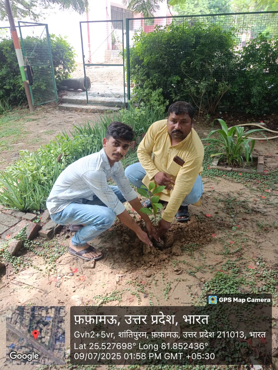 <p>एक पेड़ मां के नाम </p>