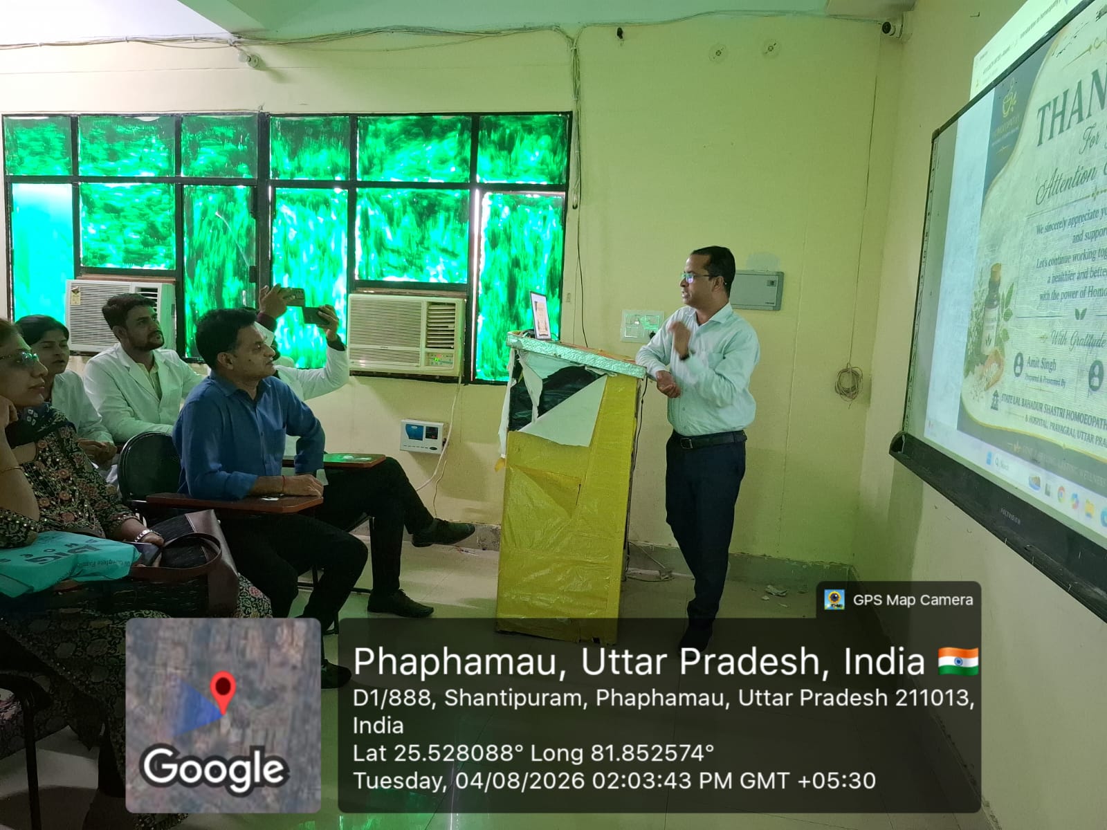 <p>राजकीय लाल बहादुर शास्त्री होमियोपैथिक मेडिकल कॉलेज एवं चिकित्सालय, शान्तिपुरम्, प्रयागराज के प्राचार्य डॉ. अनिल कुमार मिश्रा के निर्देशन में होमियोपैथिक फार्मेसी विभाग द्वारा विभागीय सेमिनार का सफल आयोजन किया गया। सेमिनार का विषय "होमियोपैथिक फार्मेसी के मूल सिद्धांत" था, जिसमें सत्र 2025 के छात्र-छात्राओं ने उत्साहपूर्वक सहभागिता करते हुए विभिन्न विषयों पर अपने व्याख्यान प्रस्तुत किए।<br />
कार्यक्रम का संचालन एवं शैक्षणिक मार्गदर्शन होमियोपैथिक फार्मेसी विभागाध्यक्ष डॉ. अशोक कुमार सिंह के नेतृत्व में संपन्न हुआ। विभाग के सहायक आचार्य डॉ. देवेश कुमार देवांशु ने विद्यार्थियों को होमियोपैथिक फार्मेसी के मूल सिद्धांतों, औषधि निर्माण की वैज्ञानिक प्रक्रिया तथा व्यावहारिक पक्षों से अवगत कराया।<br />
सेमिनार में विभिन्न विभागों के वरिष्ठ शिक्षकों की गरिमामयी उपस्थिति रही, जिनमें मैटेरिया मेडिका विभाग के डॉ. सीमा साहू, डॉ. सरोज वर्मा एवं डॉ. पियूष गुप्ता, रिपर्टरी विभाग के डॉ. बिप्लव कुमार दास, ऑर्गन ऑफ मेडिसिन विभाग के डॉ. बिनय कुमार सिंह एवं डॉ. राजीव झा, पैथोलॉजी विभाग के प्रो. डॉ. रिंकू विश्वास, प्रसूति एवं स्त्री रोग विभाग की डॉ. अमृता राठौर&nbsp;तथा महाविद्यालय के अन्य विभागों के शिक्षकगण उपस्थित रहे।<br />
विद्यार्थियों के व्याख्यानों के उपरांत सभी शिक्षकों ने अपने-अपने विषयों से संबंधित महत्वपूर्ण विचार एवं सुझाव प्रस्तुत किए। कार्यक्रम के दौरान विद्यार्थियों ने सक्रिय रूप से प्रश्न पूछे तथा अपनी जिज्ञासाओं एवं शंकाओं का समाधान प्राप्त किया। विभागाध्यक्ष डॉ. अशोक कुमार सिंह ने विद्यार्थियों के प्रश्नों का विस्तारपूर्वक उत्तर देते हुए होमियोपैथिक फार्मेसी के मूल सिद्धांतों को सरल एवं व्यावहारिक दृष्टिकोण से समझाया।<br />
अपने समापन उद्बोधन में विभागाध्यक्ष ने विद्यार्थियों से विषय की मूल अवधारणाओं को गहराई से समझने, नियमित अध्ययन करने तथा व्यावहारिक प्रशिक्षण पर विशेष ध्यान देने का आह्वान किया। कार्यक्रम के अंत में विद्यार्थियों ने ऐसे विभागीय शैक्षणिक सेमिनारों के नियमित आयोजन की आवश्यकता पर बल दिया।</p>