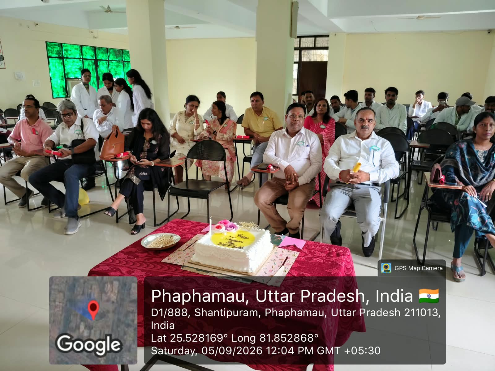 <p>राजकीय लाल बहादुर शास्त्री होम्योपैथिक मेडिकल कॉलेज एवं अस्पताल, शांतिपुरम, प्रयागराज में शिक्षक दिवस के अवसर पर बैच 2025 के छात्र-छात्राओं द्वारा शिक्षक दिवस समारोह का भव्य एवं उत्साहपूर्ण आयोजन किया गया।</p>

<p>कार्यक्रम की शुरुआत महाविद्यालय के माननीय प्राचार्य प्रोफेसर डॉ. अनिल कुमार मिश्रा के उद्घाटन भाषण (Inaugural Speech) से हुई। अपने संबोधन में प्राचार्य महोदय ने विद्यार्थियों को शिक्षक दिवस की शुभकामनाएँ देते हुए कहा कि शिक्षक विद्यार्थियों के जीवन में ज्ञान, संस्कार एवं सही दिशा प्रदान करने में महत्वपूर्ण भूमिका निभाते हैं। उन्होंने विद्यार्थियों को अनुशासन, समर्पण, निरंतर अध्ययन तथा चिकित्सा के मानवीय मूल्यों को आत्मसात करने के लिए प्रेरित किया।</p>

<p>इस अवसर पर महाविद्यालय के सभी वरिष्ठ शिक्षकगण, शिक्षणेत्तर कर्मचारी एवं छात्र-छात्राएँ उपस्थित रहे। विद्यार्थियों ने अपने शिक्षकों के प्रति सम्मान एवं कृतज्ञता व्यक्त करते हुए विभिन्न सांस्कृतिक कार्यक्रम, भाषण, कविताएँ एवं मनोरंजक प्रस्तुतियाँ प्रस्तुत कीं। पूरे कार्यक्रम के दौरान महाविद्यालय परिसर में उत्साह एवं उल्लास का वातावरण बना रहा।</p>

<p>कार्यक्रम में विद्यार्थियों ने अपने शिक्षकों के अमूल्य योगदान को याद करते हुए कहा कि शिक्षक केवल पुस्तकीय ज्ञान प्रदान करने तक सीमित नहीं होते, बल्कि वे विद्यार्थियों को एक योग्य, संवेदनशील, नैतिक एवं जिम्मेदार चिकित्सक बनने के लिए मार्गदर्शन प्रदान करते हैं।</p>

<p>महाविद्यालय के वरिष्ठ शिक्षकों ने बैच 2025 के विद्यार्थियों द्वारा आयोजित कार्यक्रम की सराहना की तथा उनके उज्ज्वल भविष्य की कामना की। उन्होंने विद्यार्थियों को शिक्षा के साथ-साथ चिकित्सा सेवा में मानवता, करुणा, नैतिकता एवं सेवा-भाव को सर्वोच्च प्राथमिकता देने का संदेश दिया।</p>

<p>अंत में विद्यार्थियों द्वारा सभी शिक्षकगण एवं उपस्थित अतिथियों के प्रति आभार व्यक्त किया गया। बैच 2025 के विद्यार्थियों के उत्साह, सहभागिता एवं सामूहिक प्रयासों से शिक्षक दिवस समारोह सफलतापूर्वक संपन्न हुआ I</p>